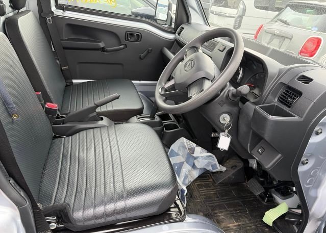 2024 Daihatsu Hijet Truck - Reliable 4WD - Only 13,000 km